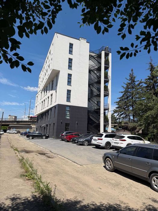 Оренда фасадного приміщення 187 м² .3 входи. Вітрини. Парковка .Базовий  ремонт під орендаря