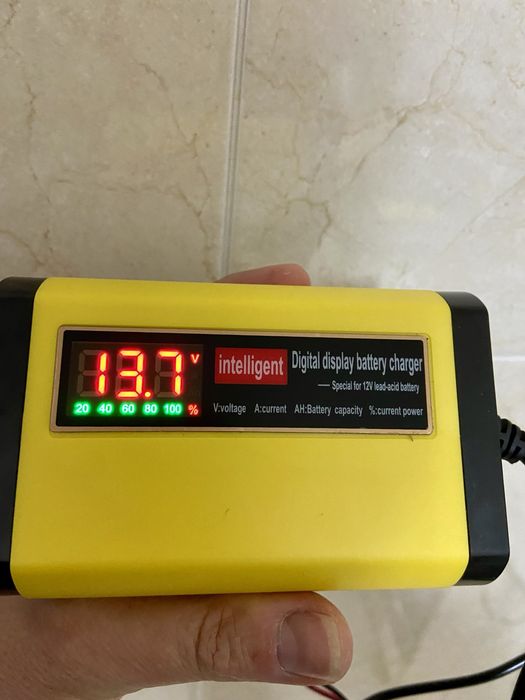 Carregador de baterias de carro e mota de 12 volts