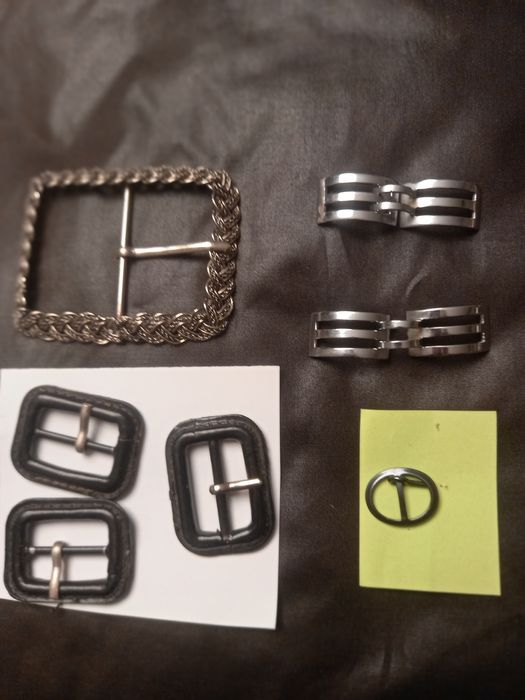 Lote de várias fivelas  em metal e em massa.
