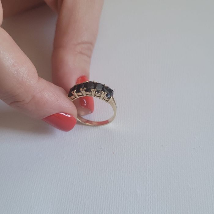 Złoty pierścionek z szafirami 585