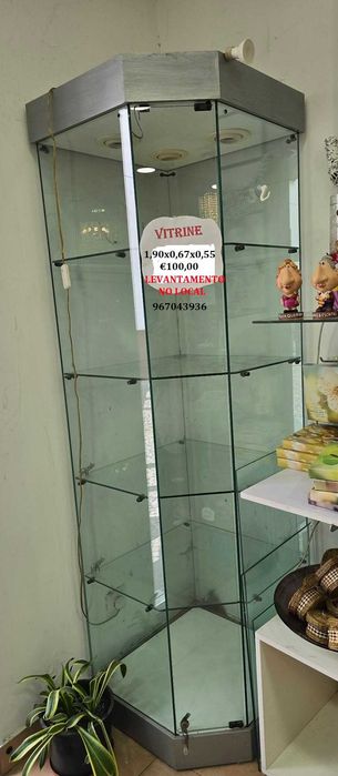 Venda de uma vitrine várias prateleiras