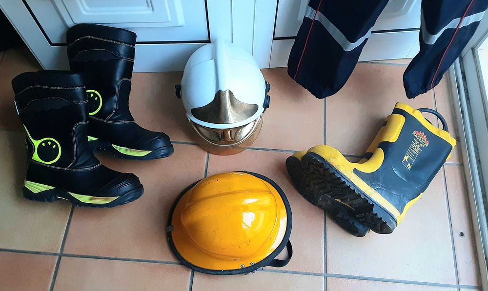 Capacete GNR Antigo 250€ + Chapeus de Coleção