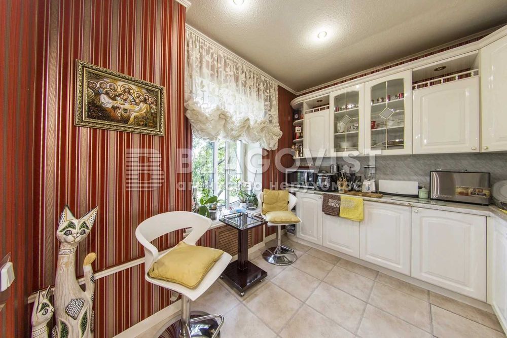 Кирилівська  109б Сталінка 3-кімнатна з ремонтом з видом на парк