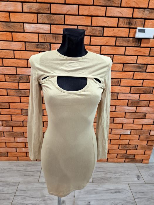 Sukienka z wyciętym dekoltem