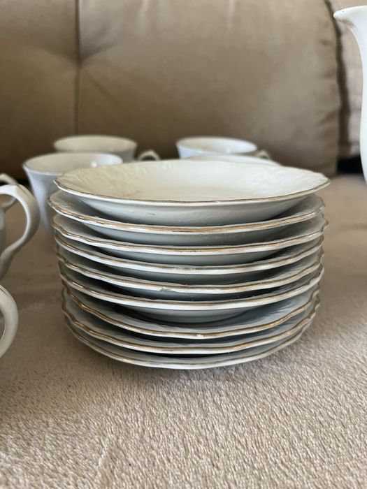 Um conjunto grande de pires (pratos pequenos) Decoração branca com relevo (estilo clássico/barroco leve) e rebordo dourado