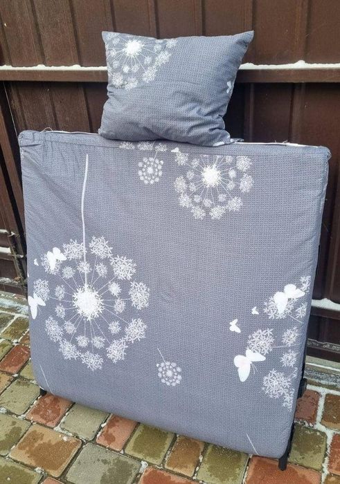 Розкладне ліжко з подушкою