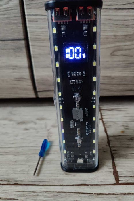 Mocny powerbank 8 x 18650 QC PD 22.5W 20 LED skręcany