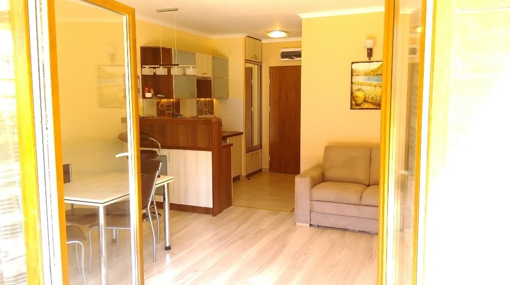 APARTAMENT NAD MORZEM 2-po. z ogrodem i parkingiem.