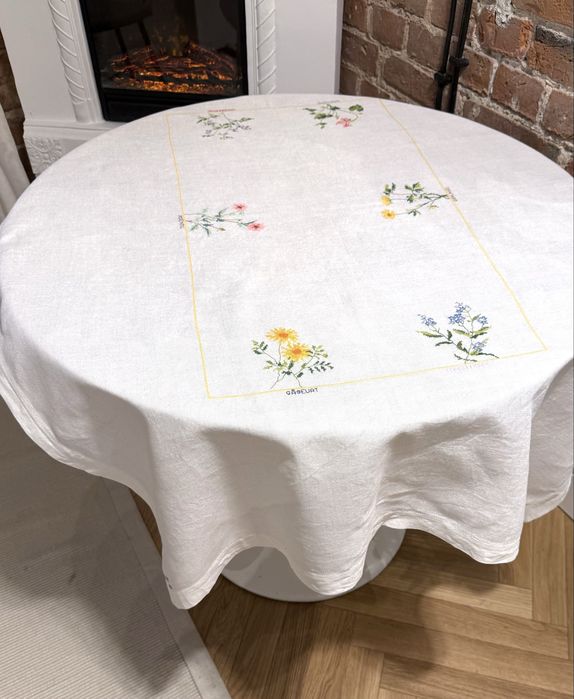 Obrus lniany z haftem krzyżykowym, kwiatowy wzór,  rękodzieło