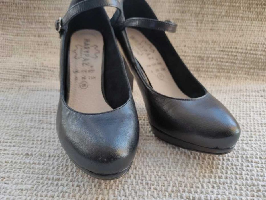 Sapatos salto alto redondos, cor preta com fivela