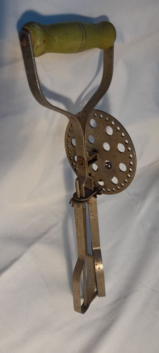 Antiga maquina de bater claras, ferro e madeira, anos 1920 ( aprox.)