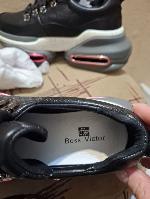 Кросівки.  шкіряні