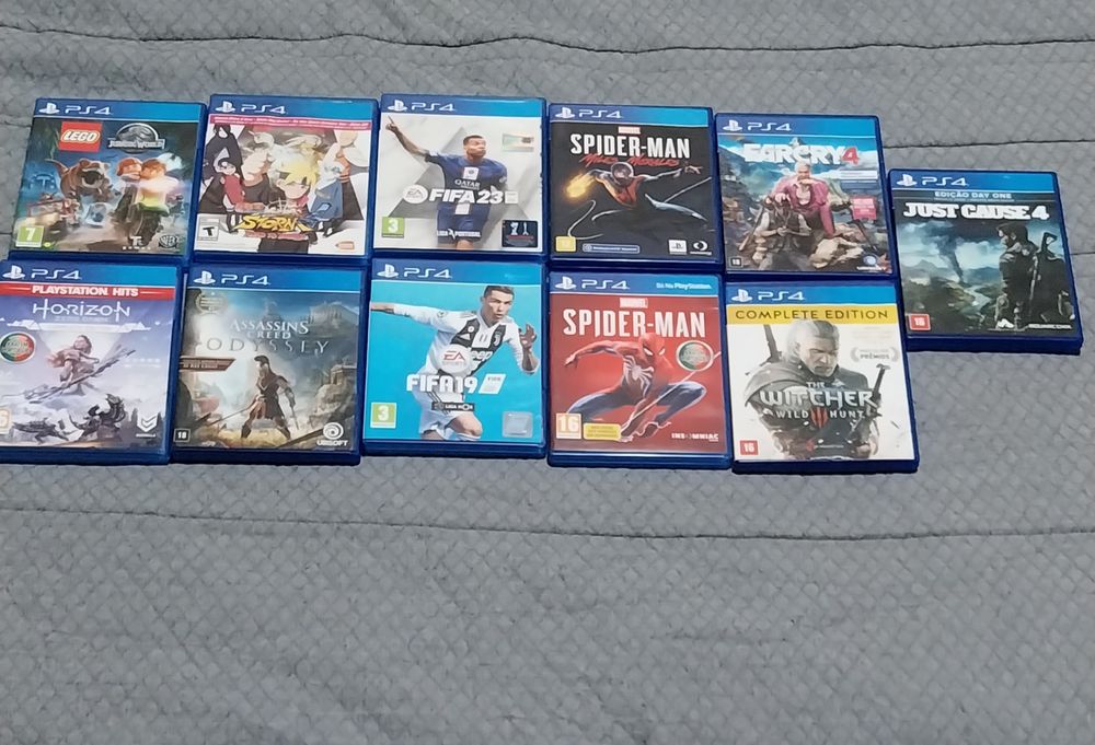 Ps4 com 11 jogos e dois comandos