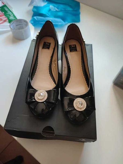 Sapatos de pele marca Cavalinho