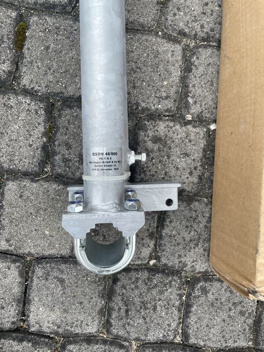 Maszt pod antenę satelitarną triax