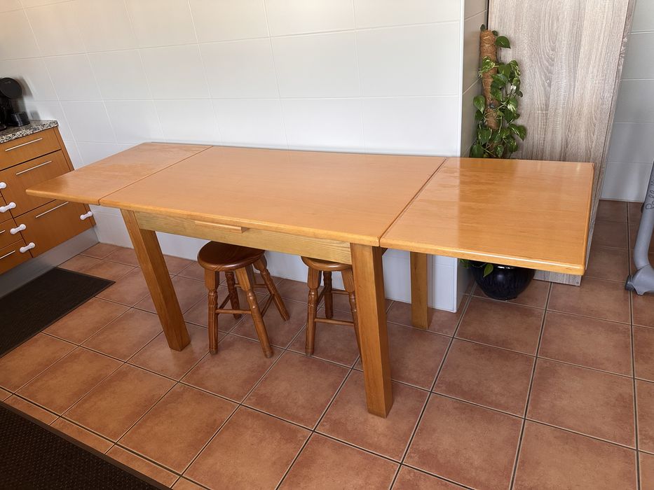 Mesa de cozinha extensivel com 4 bancos
