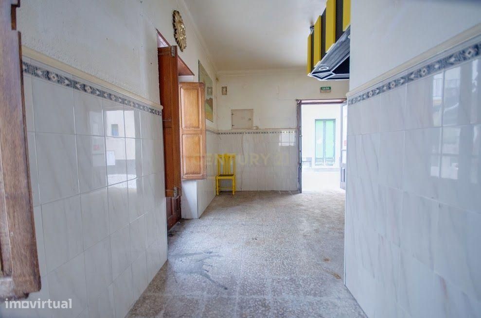 Prédio - Apartamento + Espaço Comercial - Centro Histórico da Nazaré