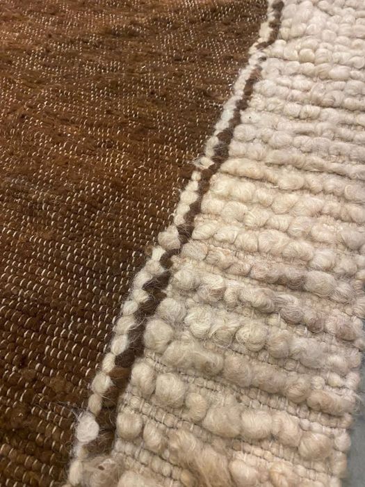 Vendo 3 carpetes artesanais de grandes dimenções  em lã compradas em feira de  artesanato.Uma delas  têm aproximadamente 4,5 metros de comprimento