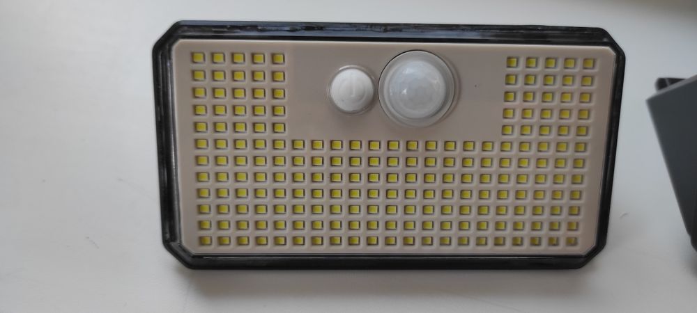 Водонепроницаемый светильник на солнечных батареях.