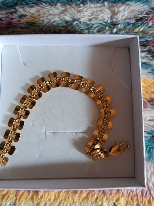 Pulseira em aço dourado
