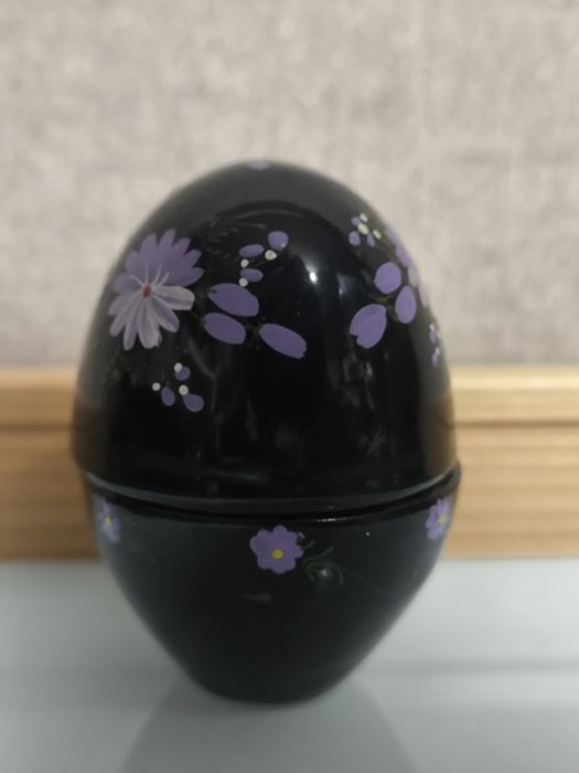 Ovo decorativo preto com flores
Ovo decorativo em preto com um delicad