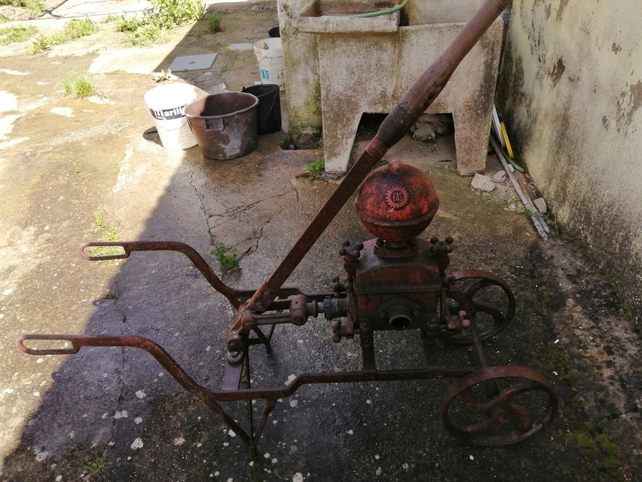 Bomba de vinho antiga, CASA FAS