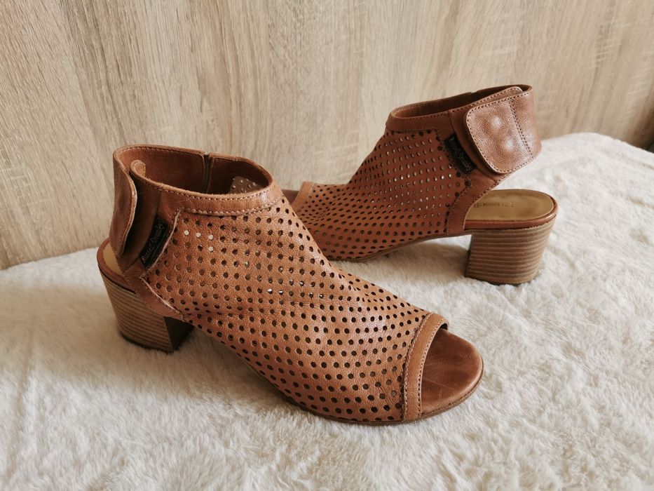 Russell & Bromley skórzane ażurowe sandały 39