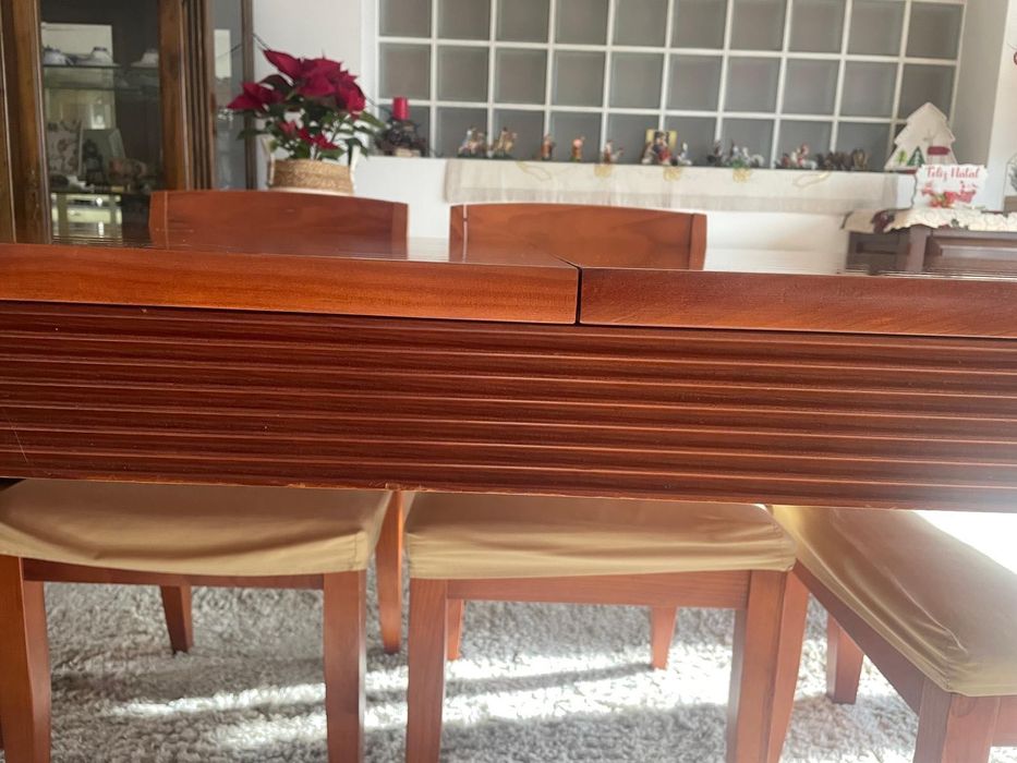 Conjunto mesa e cadeiras de madeira