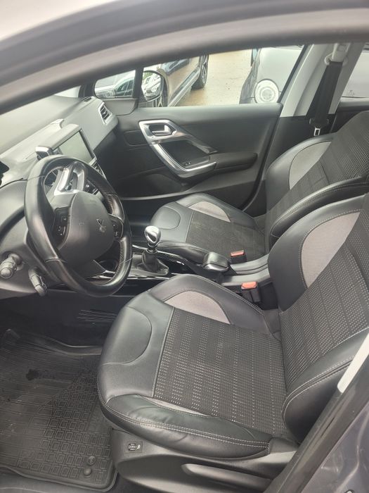 Кросовер . Peugeot 2008.