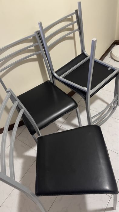 Mesa de vidro + 4 cadeiras