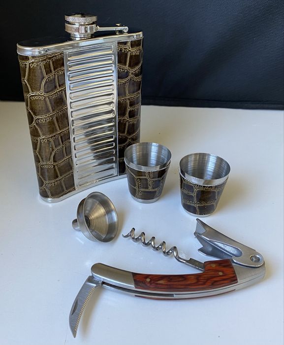 Garrafa de bolso, 2 copos de shot, funil e saca-rolhas