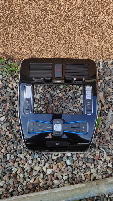 Obudowa radia Nissan Leaf panel nawiewu kratka nawiewu