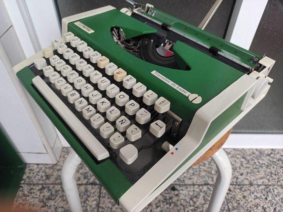 Máquina de escrever Olympia Traveller Deluxe