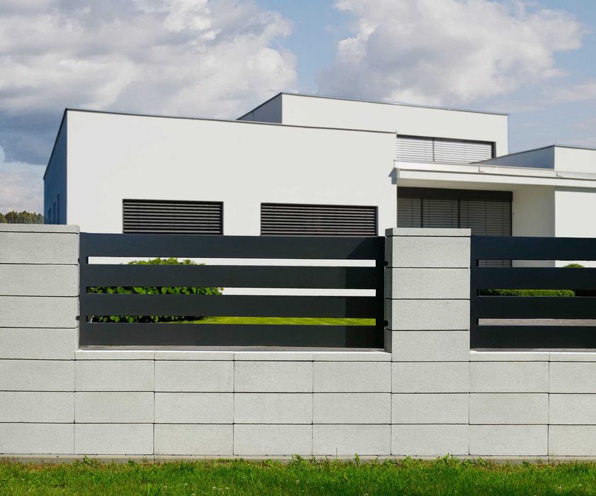 Pustaki ogrodzeniowe gładkie łupane daszki Styrobud Bruk-Bet montaż