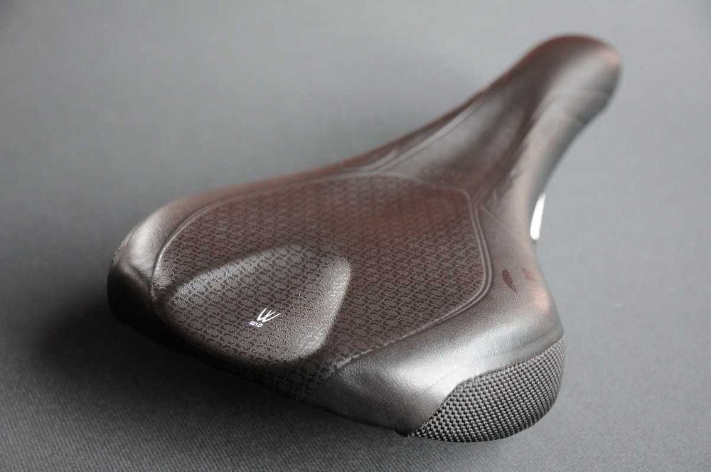 rowerowe siodełko BONTRAGER Evoke RL Hollow Ti, 143mm, pręty TYTAN