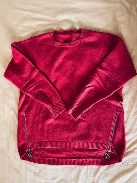 Ciepły czerwony sweter z zameczkami z serduszkami