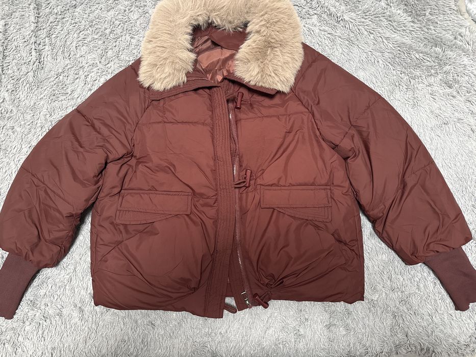 Куртка з хутром бордового кольору