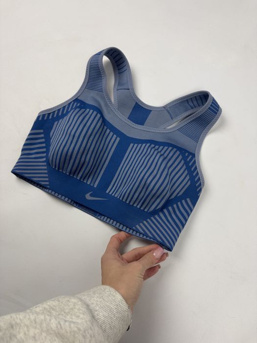 Спортивний топ Nike