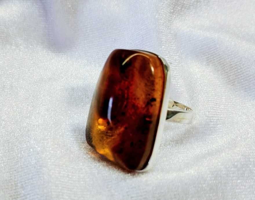 Srebrny pierścionek z bursztynem
