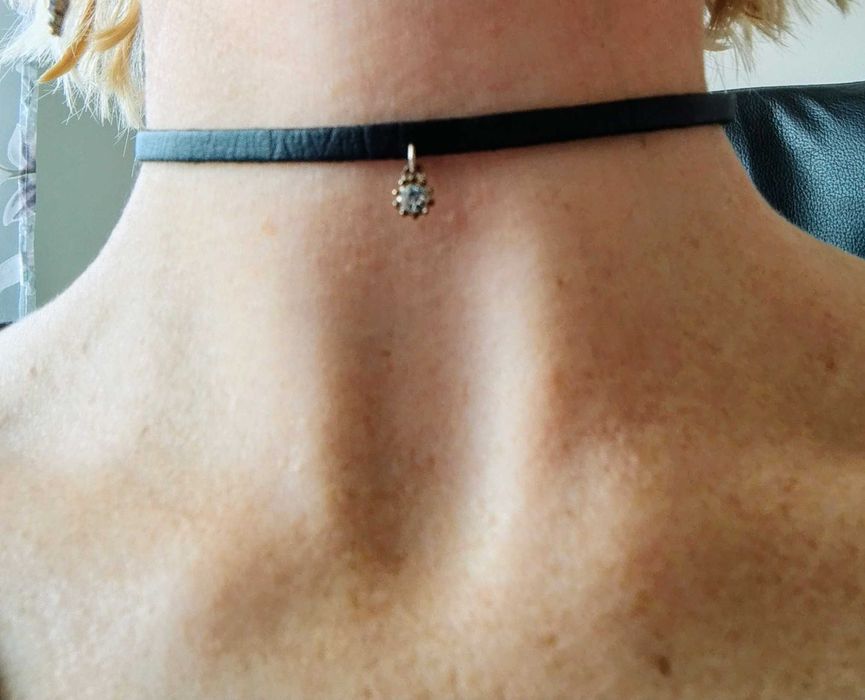 Naszyjnik skórzany z jedną cyrkonią  krótki pod szyję