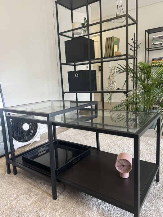 Mesa de centro em metal preto e madeira