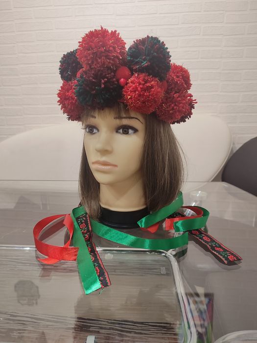 Великий вінок ручної роботи з помпонами, червоний ободок в етно стилі