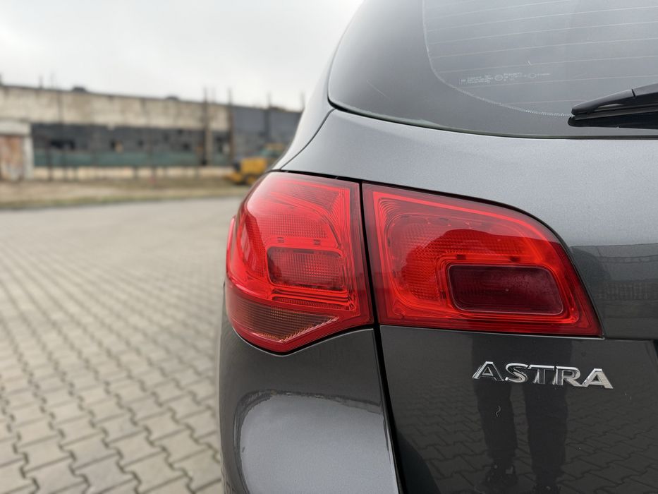 Продам Opel Astra j 2011p