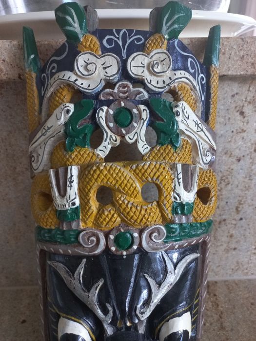 Maska wykonana z drewna