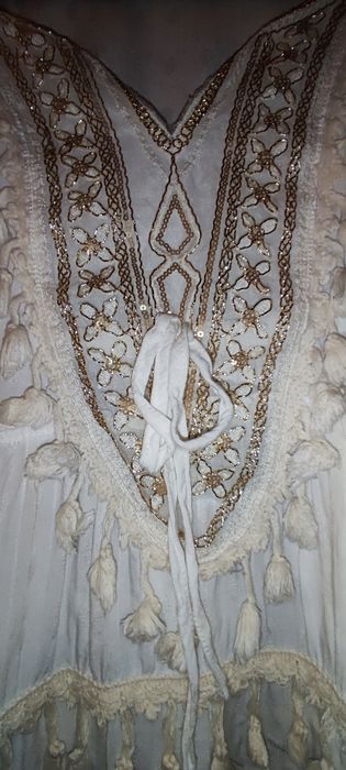 Túnica branca e dourada