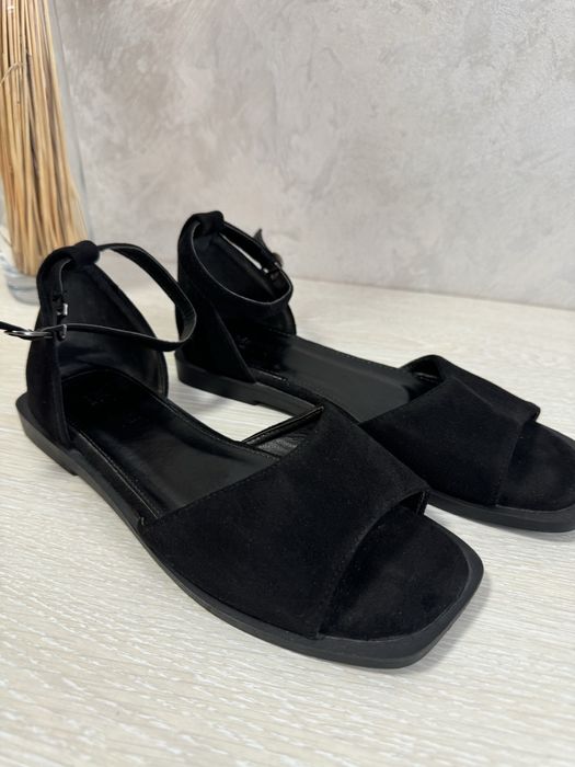 Босоніжки для дівчинки в ідеальному стані