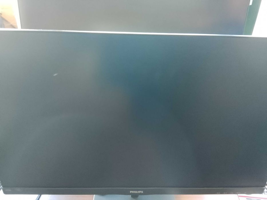 Monitor marca Philips de 27" com teclado a cores marca Mars Gaming e com rato.