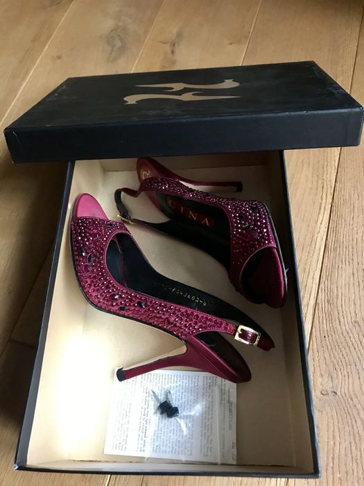 Продам босоножки Gina