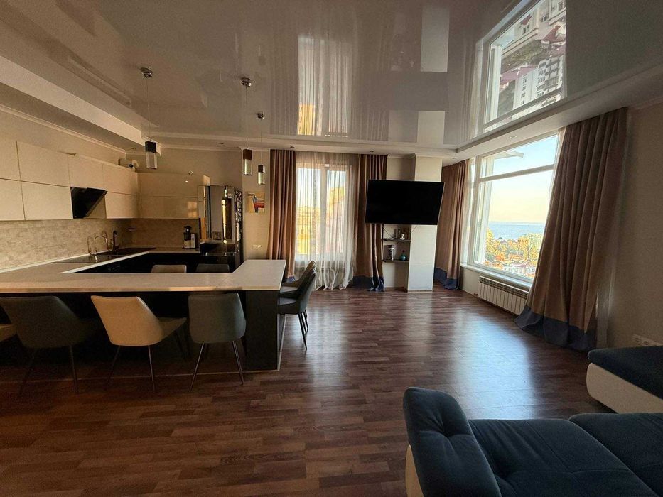 Велика стильна квартира в Аркадії. 4 спальні. Вид моря. Автономна.