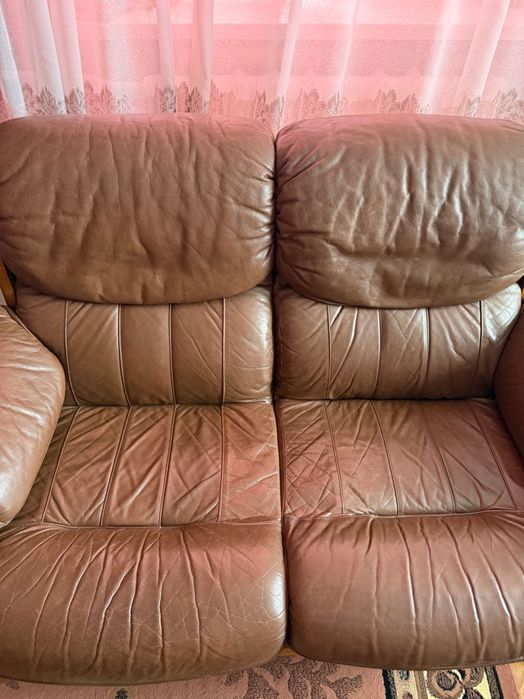 Коричневий шкіряний диван